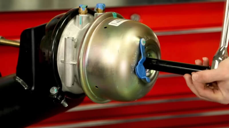 man tightening botl with rachet